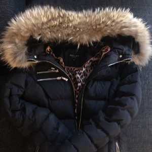 Hollies Jacka  - Hollies jacka storlek 36/38 1200:-         Finns defekter.