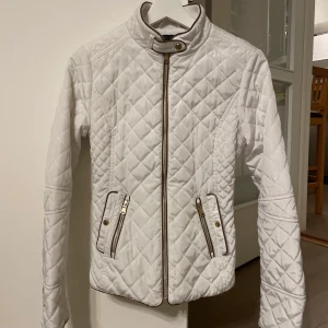 Ny vit jacka - Oanvänd jacka från Tindra i strl 36. Jättefin. Prioriterar upphämtning.