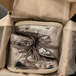 Inuikii - Säljer dessa Inuikii skorna. Bomber Star i storlek 40. Använd typ 3-4 gånger så de är i bra skick. Jättevarm och sköna, perfekta vinterskon. Säljer då jag använder andra mer. Köparen står för frakten, kan diskutera priset! 