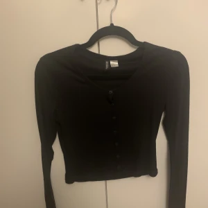 Tröja från HM storlek M - Svart kortare tröja från HM i storlek M.