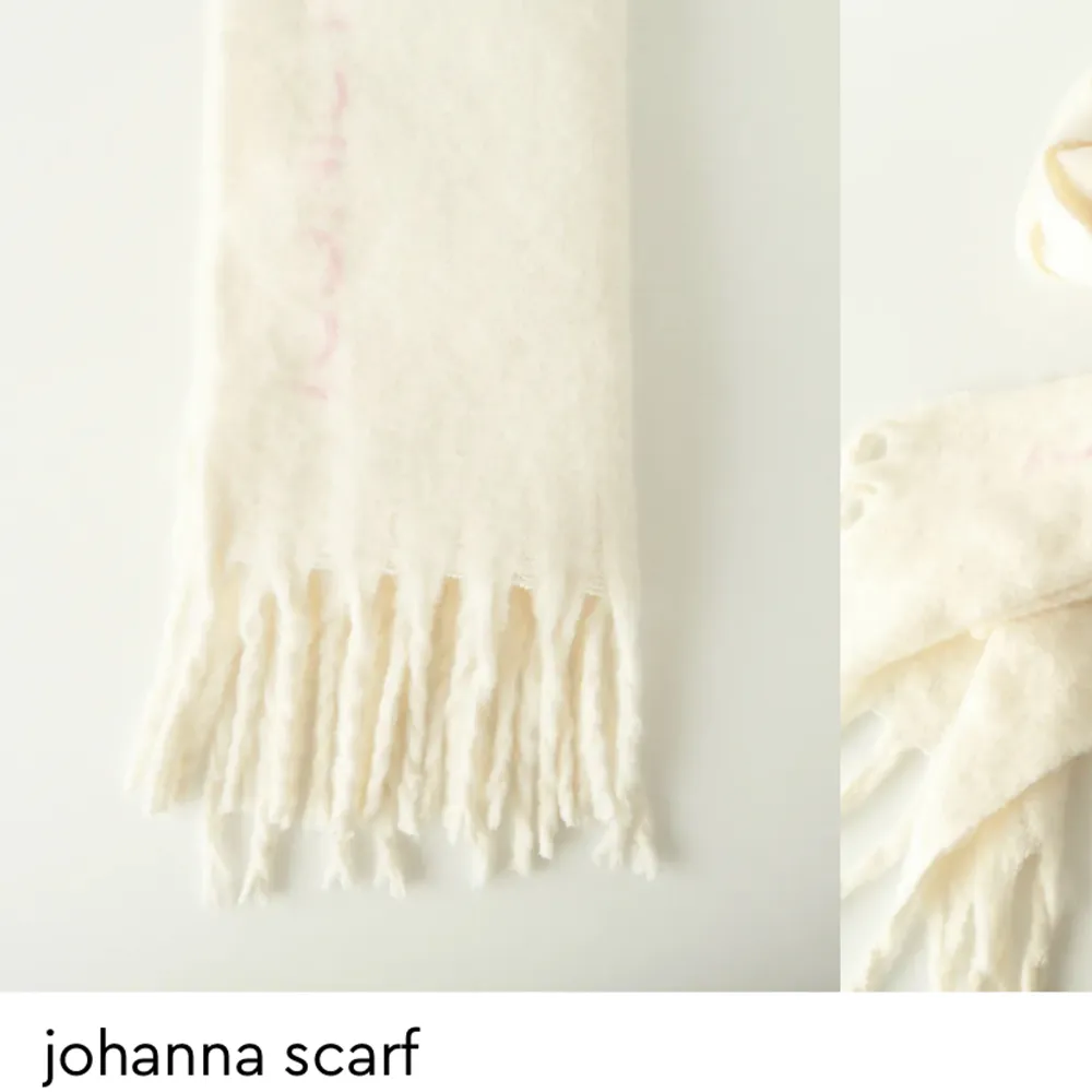 Säljer en stor halsduk för 110kr + frakt  I färgen vit, aldrig använd och lurvar av sig lite grann.. Övrigt.