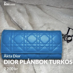 DIOR plånbok Turkos - Köpt på AffordableLuxurys.com- original annons från hemsidan kan skickas via PM.    💸 Köpt för 2995 kr - Mitt pris : 2100 kr  - läder  - 8 kortplatser + zip pocket - 19 cm bred, 9,5 cm hög  - Små märken utanpå som syns på bild   Betalning via Swish 