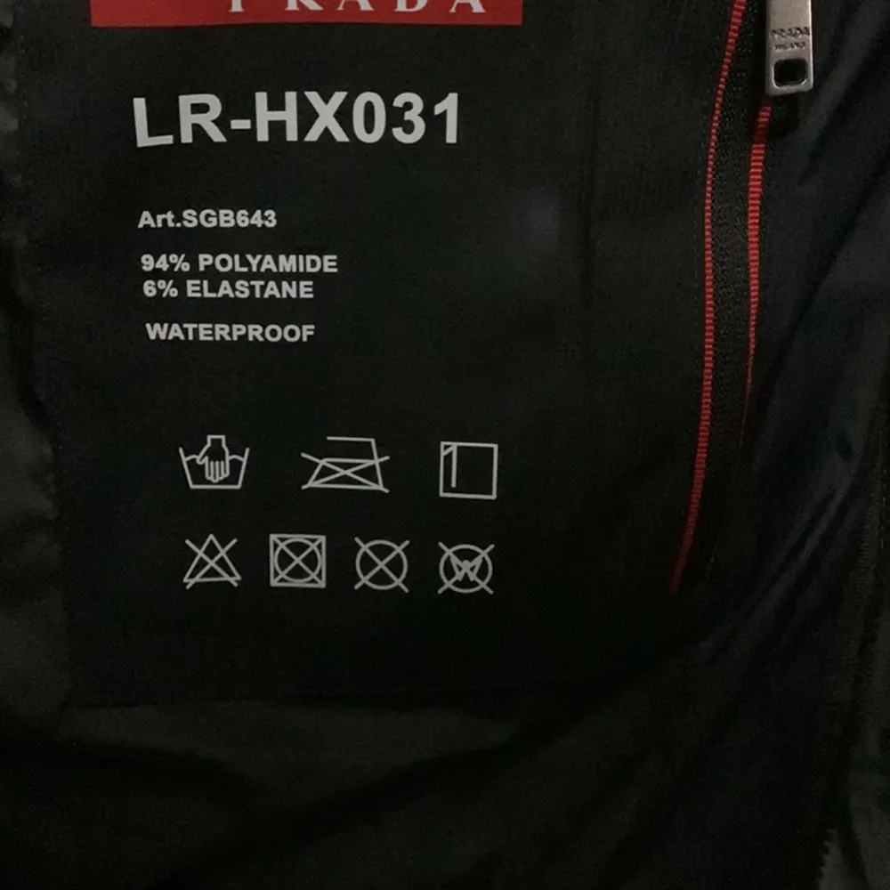 Prada jacka LR-HX031 storlek xl använd försiktigt i cirka 1 månad som ny Säljs billigare vid snabb affär. Jackor.