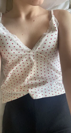 Brandy melville linne - Säljer detta supersöta linne med hjärtan på från brandy melville. Inga tecken på användning säljer då den inte är min stil längre.💗