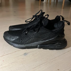 Nike air max 270 - Nike air max 270 helt svarta nypris är typ 1400 svenska riksdaler👍🏼