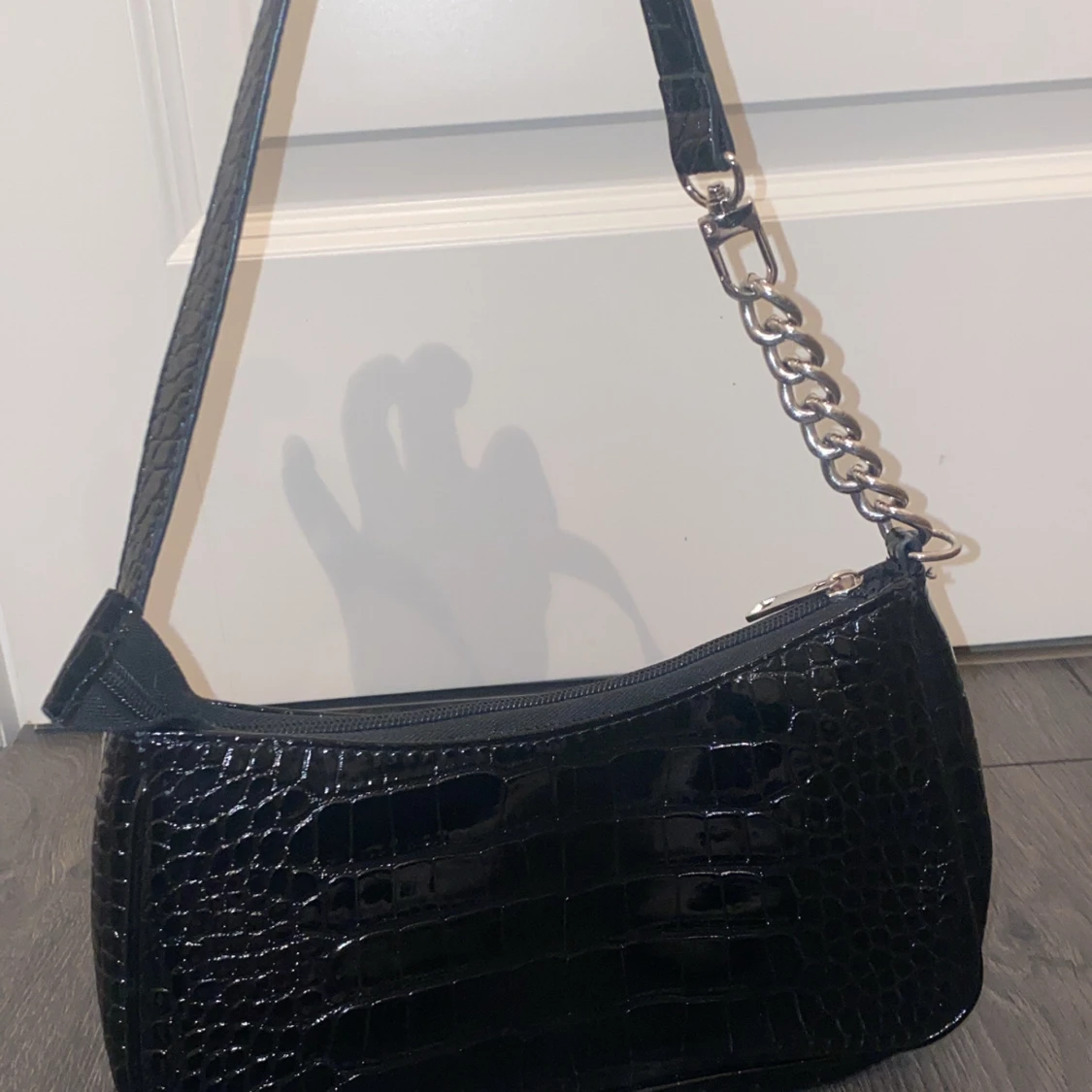 Svart väska med silver band - 90