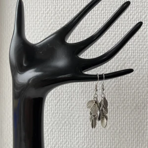 Silvriga örhängen  - Sjukt snygga örhängen! Vi har gjort dem helt själva från ett oanvänt halsband. 