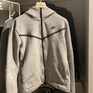 Nike tech fleece - Säljer min gråa tech fleece eftersom jag tröttnat och andvänder inte tech fleece längre, jag köpte den i maj på footlocker i emporia malmö   Nypris: 1300kr Cond: 8/10 Strolek L kan passa M 