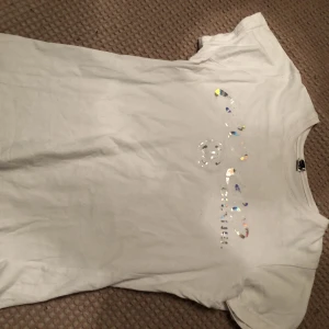 Vit t-shirt - Vit t-shirt från Turkiet! Frakt tillkommer på 40kr:)