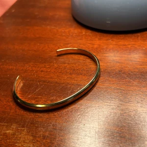 Skultuna icon cuff bracelet guld - Jättefint guldarmband från Skultuna. Armbandet har använts vid enstaka tillfällen men ser nästan helt orört ut. Säljer för att det inte riktigt passar på mig längre. Köpt för 700, säljpriset går såklsrt att diskuteras!