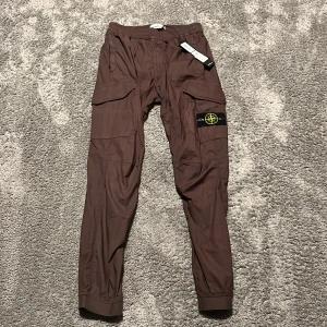 Stone island cargopants - Jätte snygga Stone island cargopants säljes! Helt nya, provade en gång. Säljer dem för dom är för små för mig! Storlek 29! 