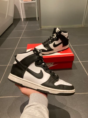 Nike dunk high panda - Storlek 42,5, original box medföljer, skick: 7,5/10 kan behöva rengöras