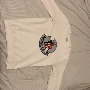 Moncler tröja strl S - den har inga fläckar eller ingenting   tveka inte att fråga Köparen står för frakten  Qr kod finns även