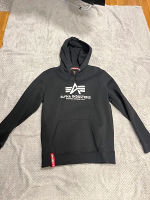 Alpha Industries Hoodie Large  - Svart Alpha Industries Hoodie med storlek Large. Nyskick 10/10. Pris kan diskuteras vid snabbaffär. 