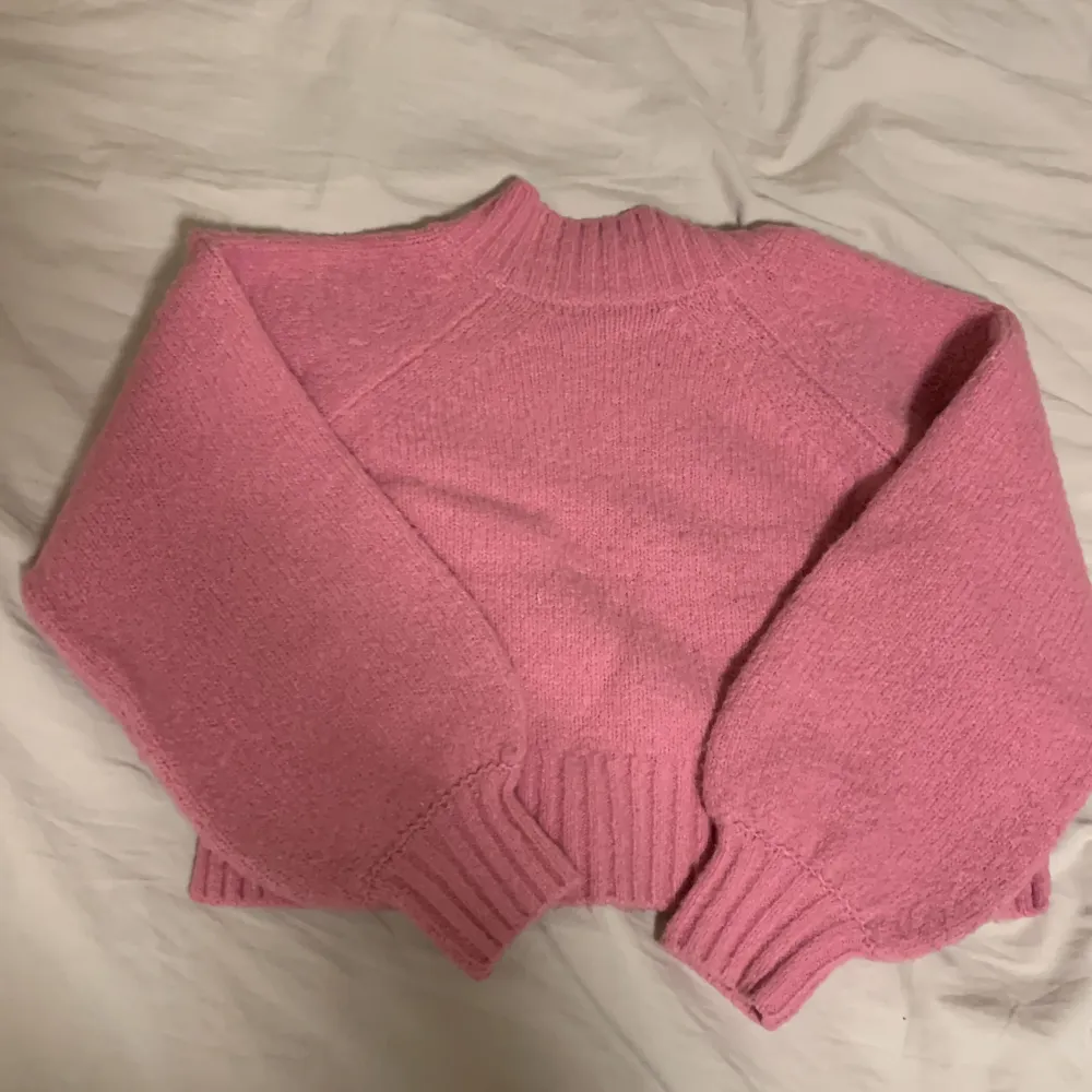 Säljer min stickade tröja från Gina pga att den är för liten . Stickat.