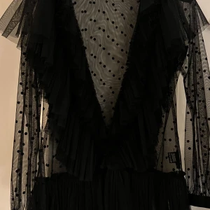 Ida Sjöstedt - Blus/topp från Ida Sjöstedt  Svart, storlek 38, använd 2ggr.