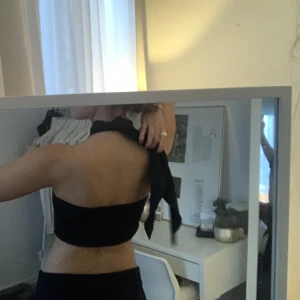 Halterneck topp BikBok - Så fin halterneck med liksom tygremmar som man virar runt halsen! Öppen i ryggen och croppad. Använd 1 gång. 💞 satintyg