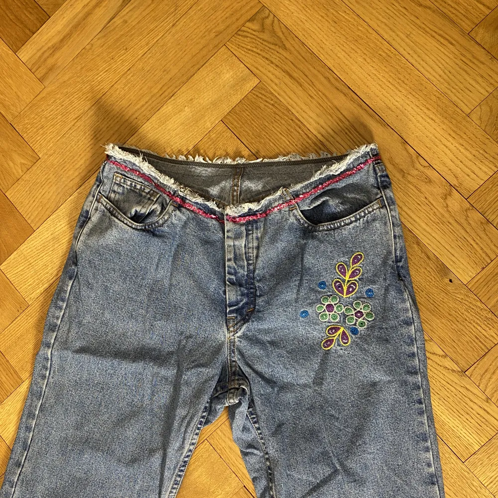 Måste tyvärr säljas dessa fina lågmidjade jeans. Står ingen storlek men skulle säga 34/Xs 💕🧚‍♀️. Jeans & Byxor.
