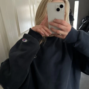 Champion sweatshirt - Suuuupernajs champion sweatshirt i fin mörkblå färg. Lite småsliten vid armvecken och i nacken, men annars fint skick☺️