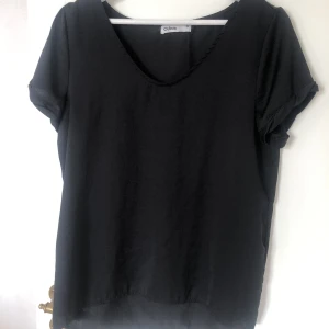 T-shirt - Svart T-shirt i glansigt material