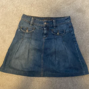 Y2k jeanskjol  - Midja: 78cm Längd: 47cm