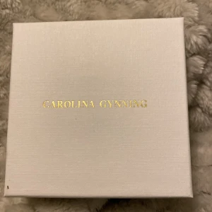 Carolina gynning - Halsband från Carolina Gynning i ask,  