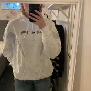 Hoodie - Hoodie från Nike i strl Xs men sitter mer som S! Fint skick