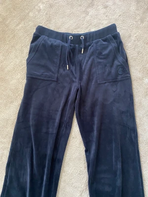 Nightsky juicy couture byxor  - Änvänd fåtal gånger, fint skick.💘🫶🏼  Säljer pågrund av att dem inte passar mig och då inte används🌟 Priset kan diskuteras!💘