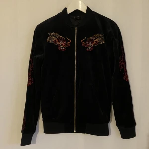 Drop Dead game of thrones Jacka  - Drop Dead game of thrones jacka   Super ovanlig och svår att hitta   Limited edition   Velour jacka med broderade drakar   Använd en eller två gånger så i perfekt skick   Storlek xs