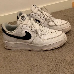 Air force one svart swoosh, strl 41. - Air force one med svart swoosh, storlek 41. Rätt så väl använda, skick 7/10. Endast lite sliten vid insidan av ena skon (inget som syns) Köpta på footlocker, ordinarie pris 1349kr.