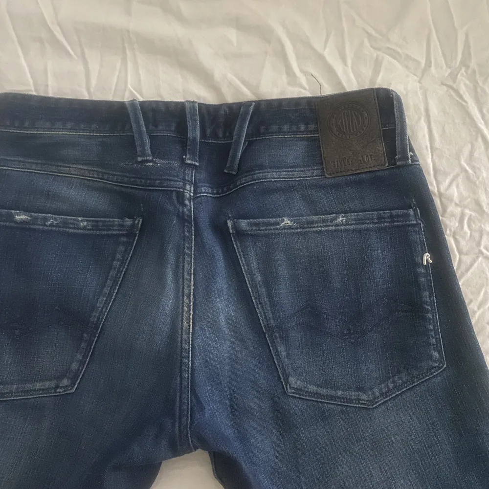 Snygga lågmidjade replay jeans med slits! Sitter lite baggy på mig som vanligtvis har 34 i jeans💙midjemått tvärs över: 40 innerbenslängd: 75 Kontakta oss vid frågor eller fler bilder<3. Jeans & Byxor.