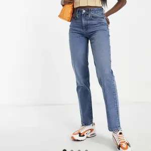 Jätte fina jeans från märket collusion, köpt på ASOS. Helt oanvända! Jeansen är mellanblå färgade med högmidja och rak (straight leg) passform.