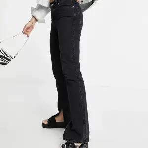 Jätte fina svarta jeans från ASOS. Helt oanvända! Jeansen har medelhög midja och har rak (stright leg) passform. De är uppklippta så att de passar mig som är 165cm lång. Slutsålda på asos. 