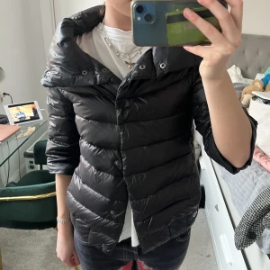 Jacka!  - Säljer denna trekvartsärmade dunjacka som är identiskt med Herno jackorna! Står ingen storlek skulle säga att den sitter som S 