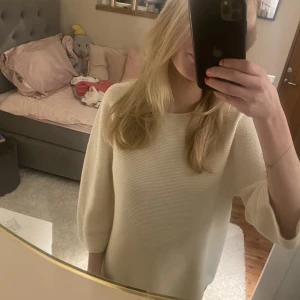 Stickad trekvartsärmad  - Super fin vit nästan trekvartsärmad tröja från uniqlo💕super skönt material 💕