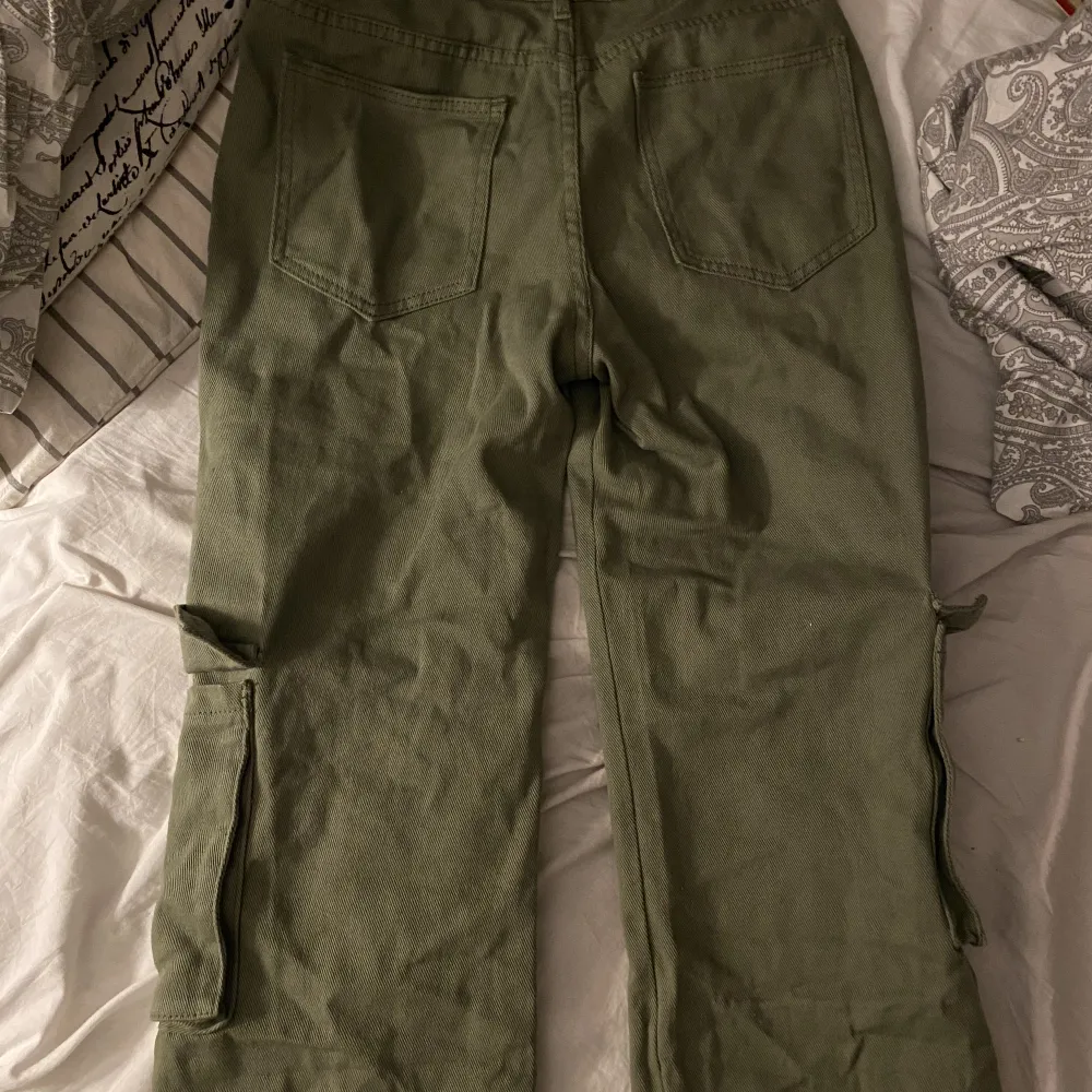 Militärgröna/olivgröna cargopants i strl S, helt oanvända. Superfina men för små för mig så därför säljer jag dessa. 100kr+frakt. Jeans & Byxor.
