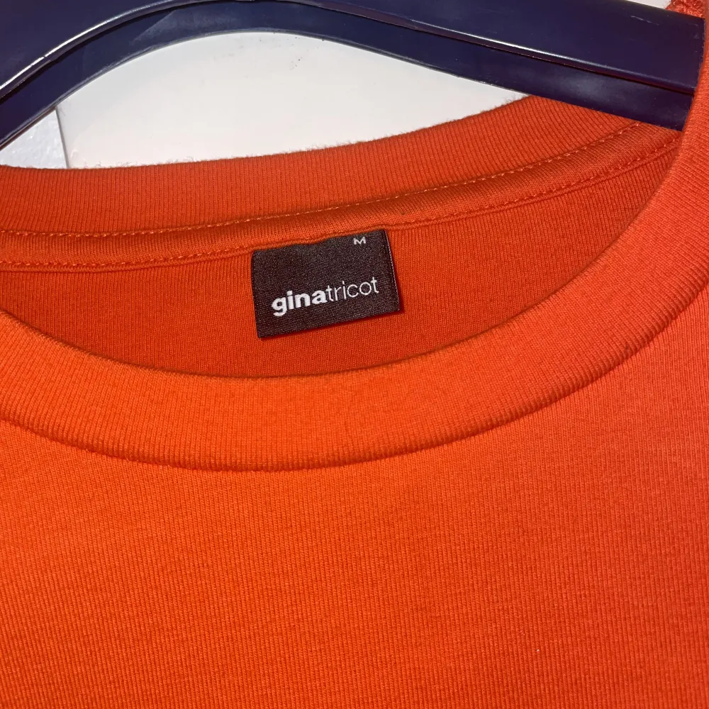 Säljer min croppade röd/orangea tröja från Ginatricot. Storlek: M. Toppar.