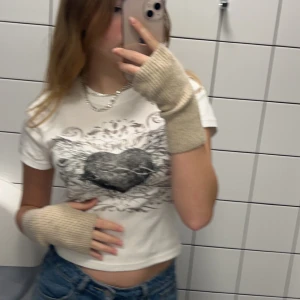 Trendig t-shirt från h&m - Jag säljer denna tröja för jag inte använder den lika mycket som jag kanske hoppades på att jag skulle göra, tröjan är använd ca 5 gånger, den är i bra skick och den är slutsåld just nu, jag säljer för 50kr org pris är ca 100kr
