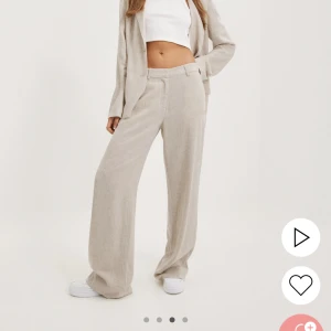 Linnebyxor - Linnebyxor från nelly, säljer pågrund av att dom var för långa. Ej använda! Storlek 34 men funkar även som 36 då dom är lite större i storleken.  Nypris: 600