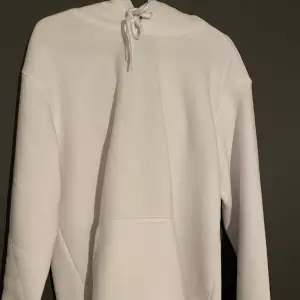 Vanlig vit hoodie från hm! Köpt på herravdelningen i storlek S😚knappt använd 