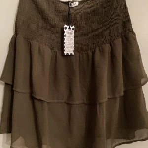 Kjol - Oanvänd med prislappen kvar. (349kr)