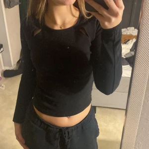 Tröja - En svart långärmad tröja med slit vid nyckelbenen från Gina Tricot i storlek M. Använt några gånger och är i jättebra skick. Köpare står för frakt!!