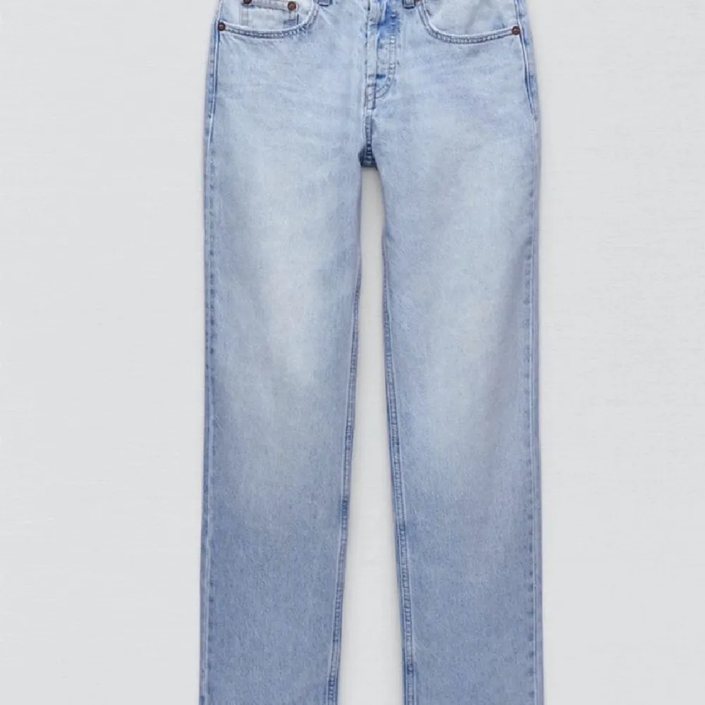 Säljer dessa jättefina byxor ifrån zara i storlek 36, säljer dom då dom inte kommer till användning längre men dom är i bra skick. 100+frakt.. Jeans & Byxor.