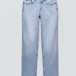 Low waist jeans - Säljer dessa jättefina byxor ifrån zara i storlek 36, säljer dom då dom inte kommer till användning längre men dom är i bra skick. 100+frakt.