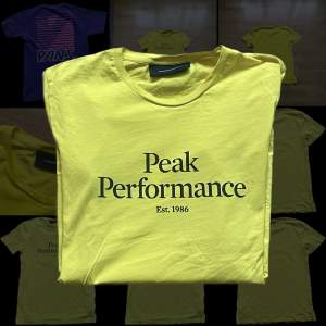 En gul peak performance tröja jag köpte för nån sommar sen, använd kanske 2-4 gånger.