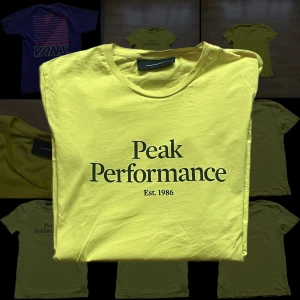 Peakperformance tröja - En gul peak performance tröja jag köpte för nån sommar sen, använd kanske 2-4 gånger.
