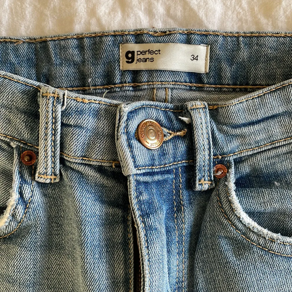 Högmidjade skinny-jeans från Ginatricot i storlek 34, använt ett antal gånger. . Jeans & Byxor.