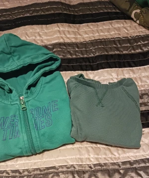 Tjocktröjor barn  - 2 gröna tjocktröjor i storlek 86. Den med huvtröja är märket D.M.D, nyskick, den utan huva är från H&M i använt skick