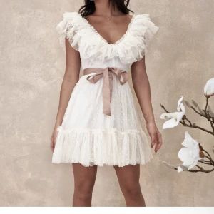 Studentklänning - Så vacker klänning! Helt perfekt till studenten. Aldrig använd, för var lite liten för mig i bysten. I storlek M, bandet på klänningen följer även med. Och sitter som en dröm på. Prislappen på klänningen hänger kvar!