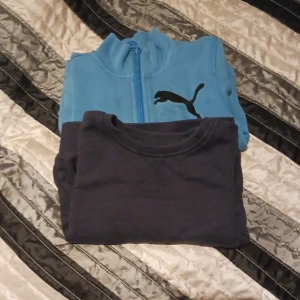 Tjocktröjor barn - 2 blå tjocktröjor i storlek 90 och 92. Båda är i använt skick.